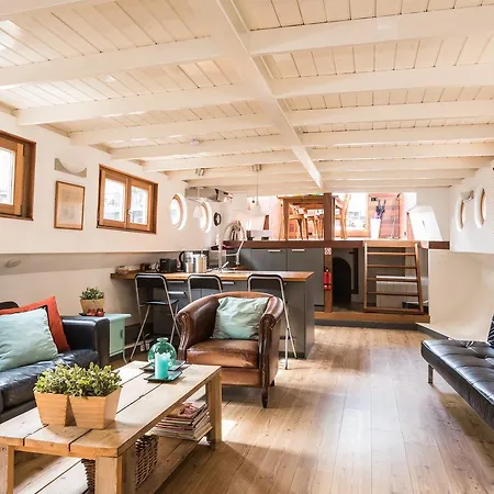 Houseboat William & Houseboat Arthur 보트호텔 *