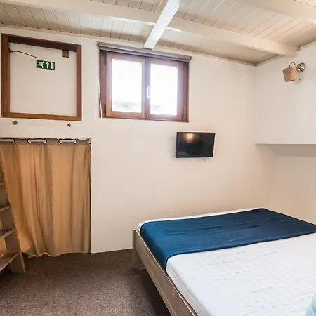 Botel Houseboat William & Houseboat Arthur